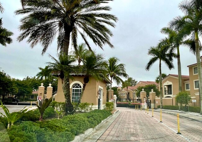 8010 N Nob Hill Rd in Tamarac, FL - Building Photo - Building Photo