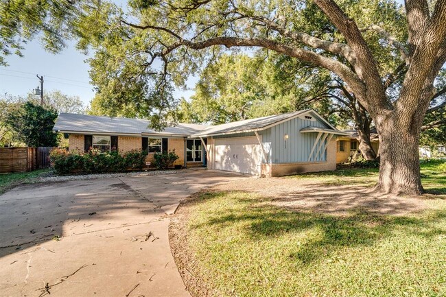 8308 Stillwood Ln in Austin, TX - Building Photo - Building Photo