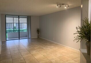 1256 S Military Trail in Deerfield Beach, FL - Building Photo - Building Photo
