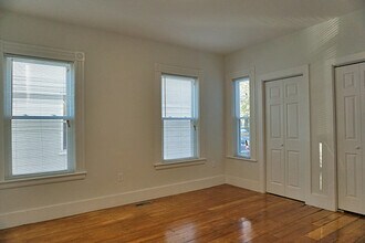 2 Osgood St, Unit 1 in Somerville, MA - Foto de edificio - Building Photo
