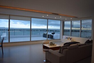 1541 Brickell Ave in Miami, FL - Foto de edificio - Building Photo