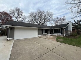 301 S Village Dr in Dayton, OH - Building Photo