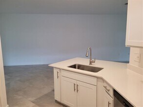 8117 Shr Lk Dr in Englewood, FL - Building Photo - Building Photo