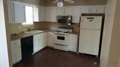 1120 NE 9th St in Blue Springs, MO - Building Photo - Building Photo