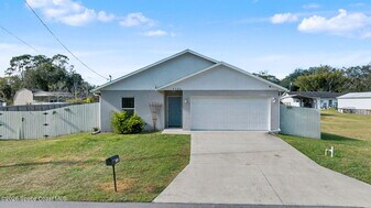 5780 Palm St in Mims, FL - Building Photo