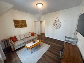 622 E Locust St in Bloomington, IL - Building Photo