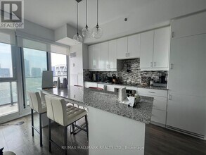 426 University Ave in Toronto, ON - Building Photo - Building Photo