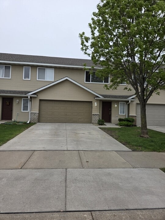 6960 91st St NE in Monticello, MN - Building Photo