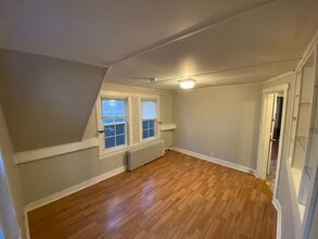 331 King Philip St, Unit 2 in Raynham, MA - Foto de edificio - Building Photo