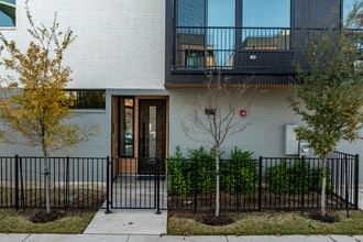 West 9th Residences in Dallas, TX - Building Photo - Building Photo