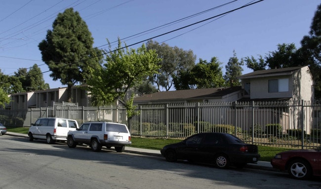 Kern Villa Apartments in Los Angeles, CA - Foto de edificio - Building Photo