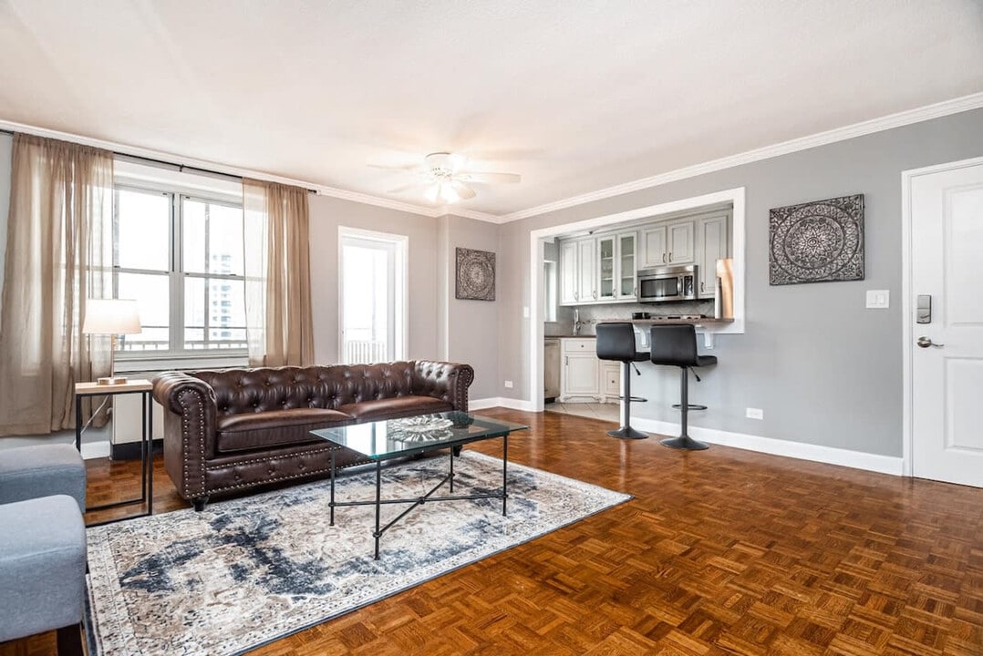 300 W Peachtree St NW in Atlanta, GA - Building Photo