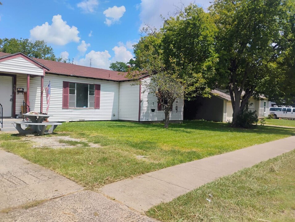 609 Freeman Dr in Garland, TX - Building Photo