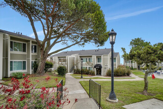 Skyline View in South San Francisco, CA - Foto de edificio - Building Photo