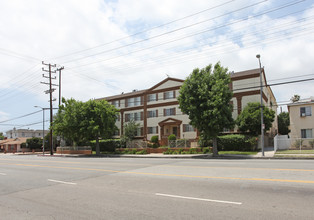 Woodley Apartments in Van Nuys, CA - Foto de edificio - Building Photo