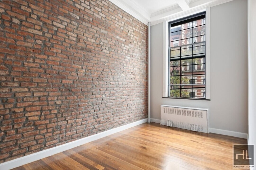 E 11th St in New York, NY - Building Photo
