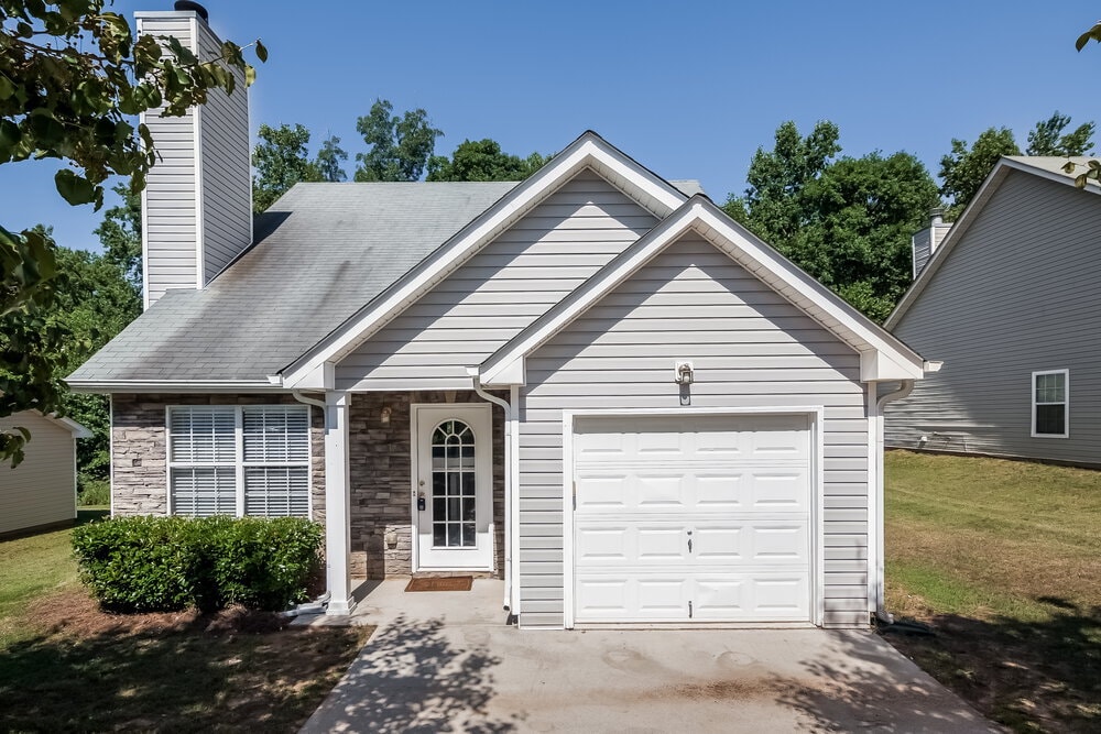 4195 Clarks Tr in Douglasville, GA - Building Photo