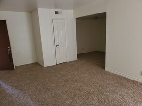 4981 River Glen Dr, Unit 110 in Las Vegas, NV - Building Photo - Building Photo