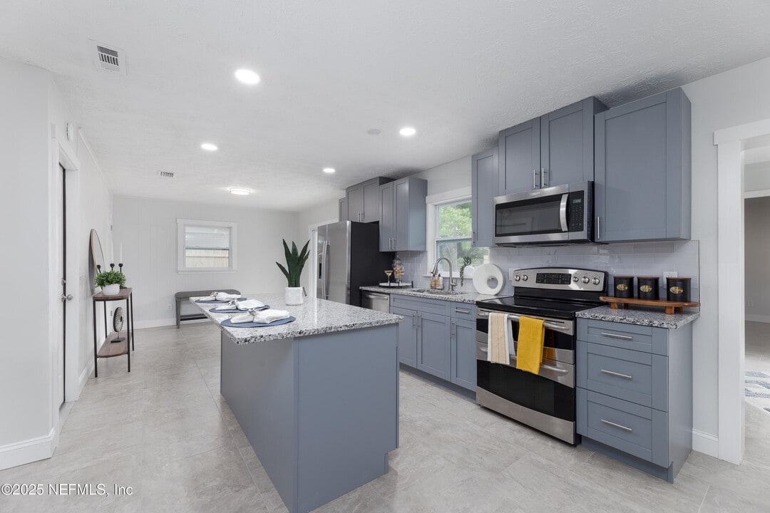 7869 Jolliet Dr in Jacksonville, FL - Building Photo