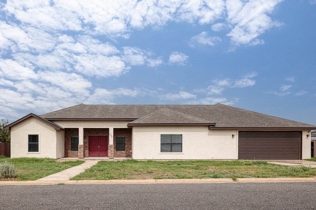 105 White Dove in Del Rio, TX - Building Photo