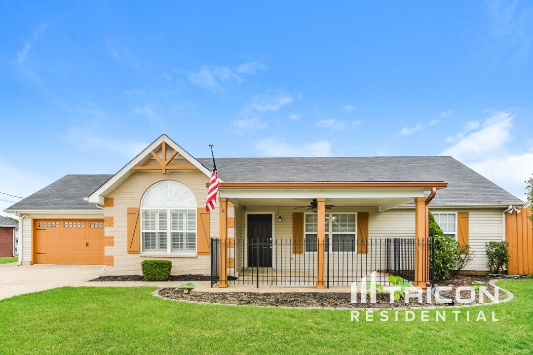 2108 Montgomery Ln in La Vergne, TN - Building Photo