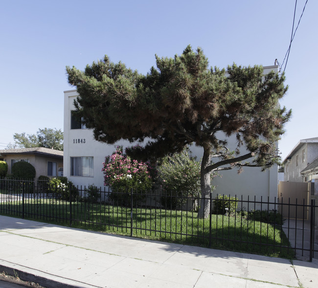 Fasavo Apartments in North Hollywood, CA - Foto de edificio - Building Photo