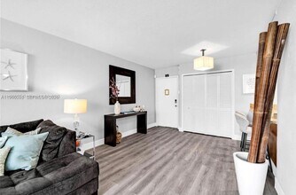 830 NW 87th Ave in Miami, FL - Building Photo - Building Photo