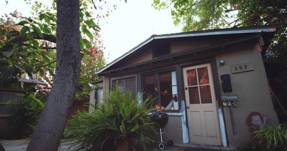 386 E Altadena Dr in Altadena, CA - Foto de edificio - Building Photo