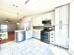 566 Desert Oak Dr in Pensacola, FL - Foto de edificio - Building Photo