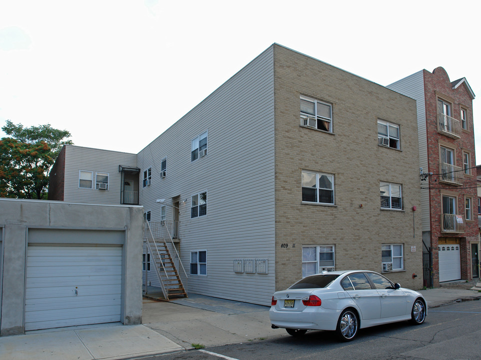 409-411 11th St in Union City, NJ - Building Photo