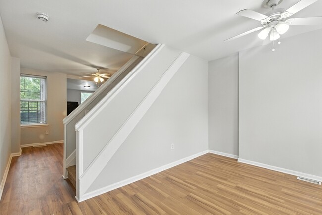 1211 E Oliver St in Baltimore, MD - Foto de edificio - Building Photo