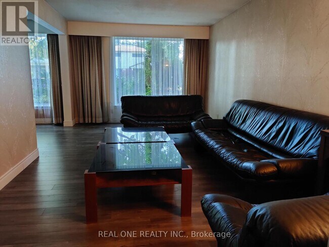 9 Lisburn Crescent in Toronto, ON - Building Photo - Building Photo