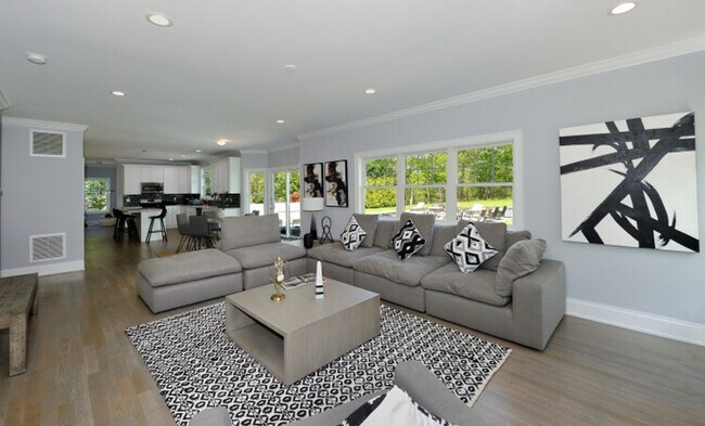 19 Quail Run in Hampton Bays, NY - Building Photo - Building Photo