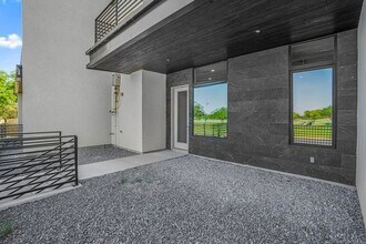 8120 Stillmeadow Ct, Unit 1B in Laredo, TX - Foto de edificio - Building Photo