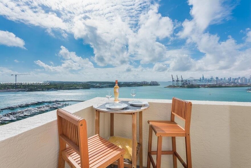 90 Alton Rd, Unit 1502 in Miami Beach, FL - Foto de edificio