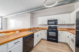 Marshall Place Apartments in Cleveland, OH - Foto de edificio - Building Photo