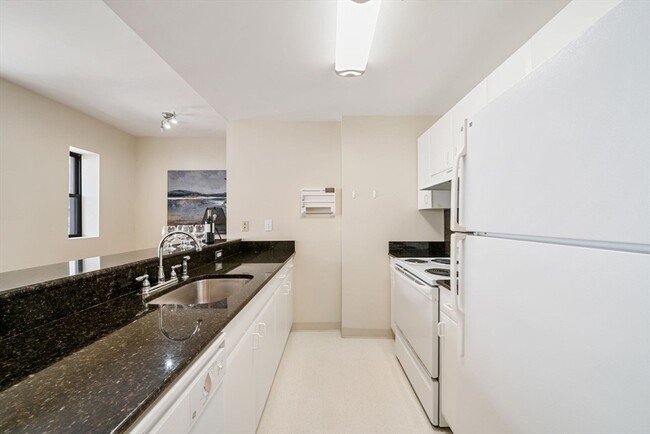 642 Beacon St, Unit #1 in Boston, MA - Foto de edificio - Building Photo