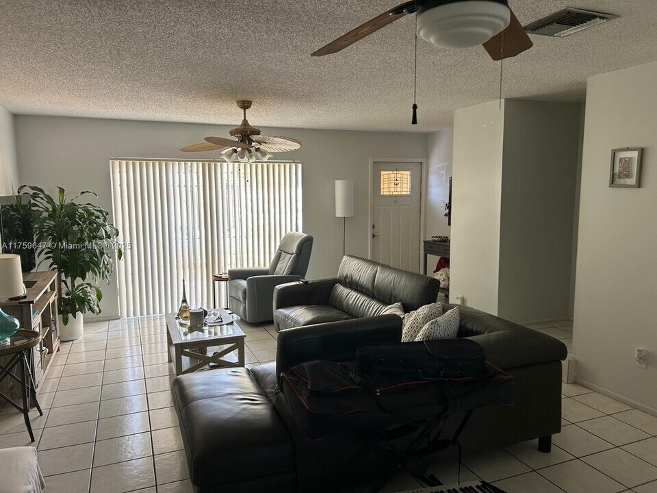 13701 SW 84th St in Miami, FL - Building Photo