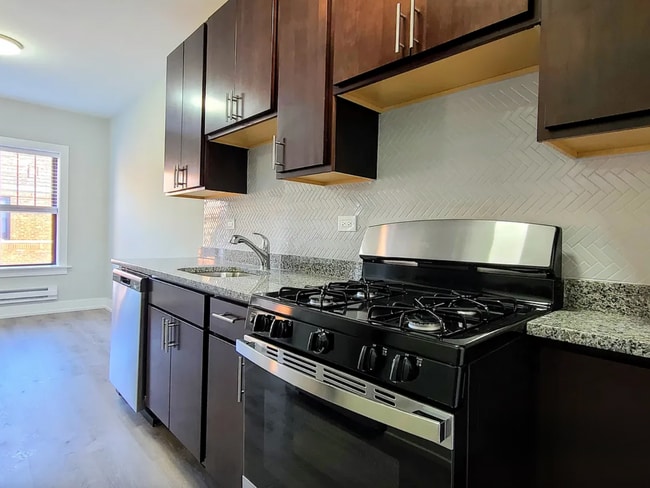 628 W Cornelia Ave, Unit 2E in Chicago, IL - Building Photo - Building Photo