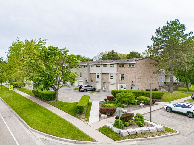 Creekside Townhomes in Oshawa, ON - Building Photo - Building Photo