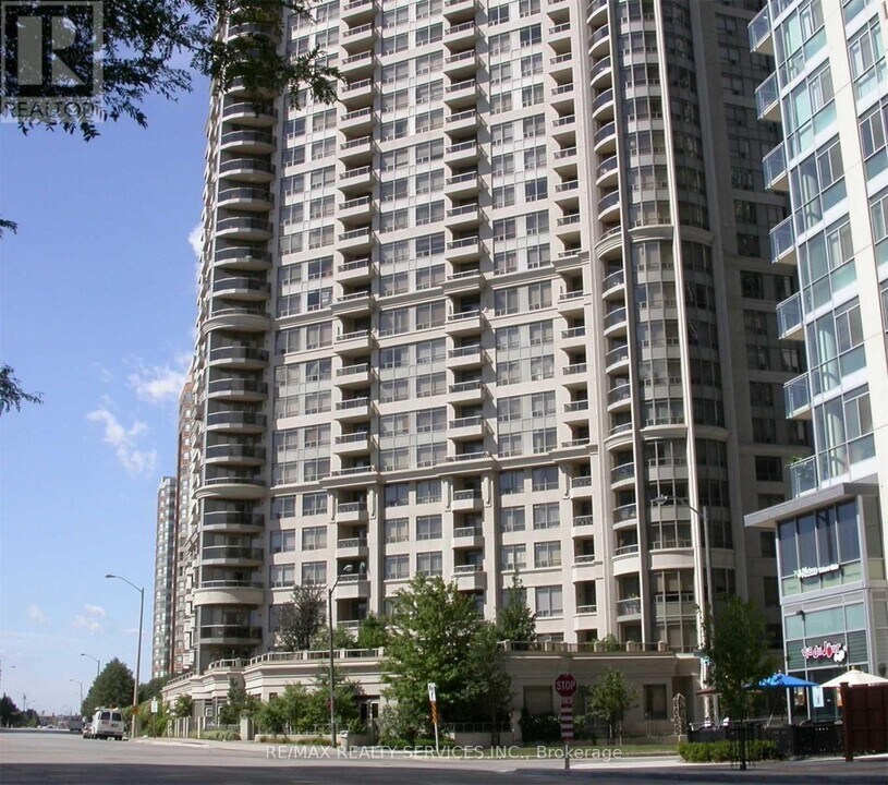 3880-3880 Duke of York Blvd in Mississauga, ON - Building Photo