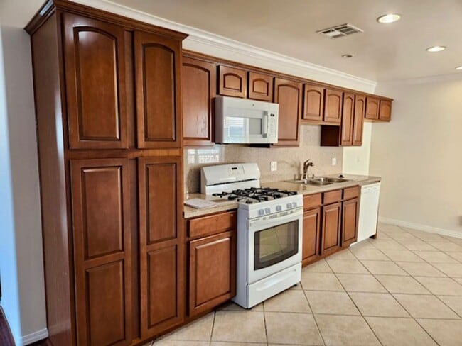 13525 Vanowen St in Los Angeles, CA - Building Photo - Building Photo