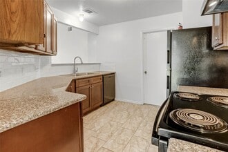 5211 Lynngate Dr in Spring, TX - Foto de edificio - Building Photo