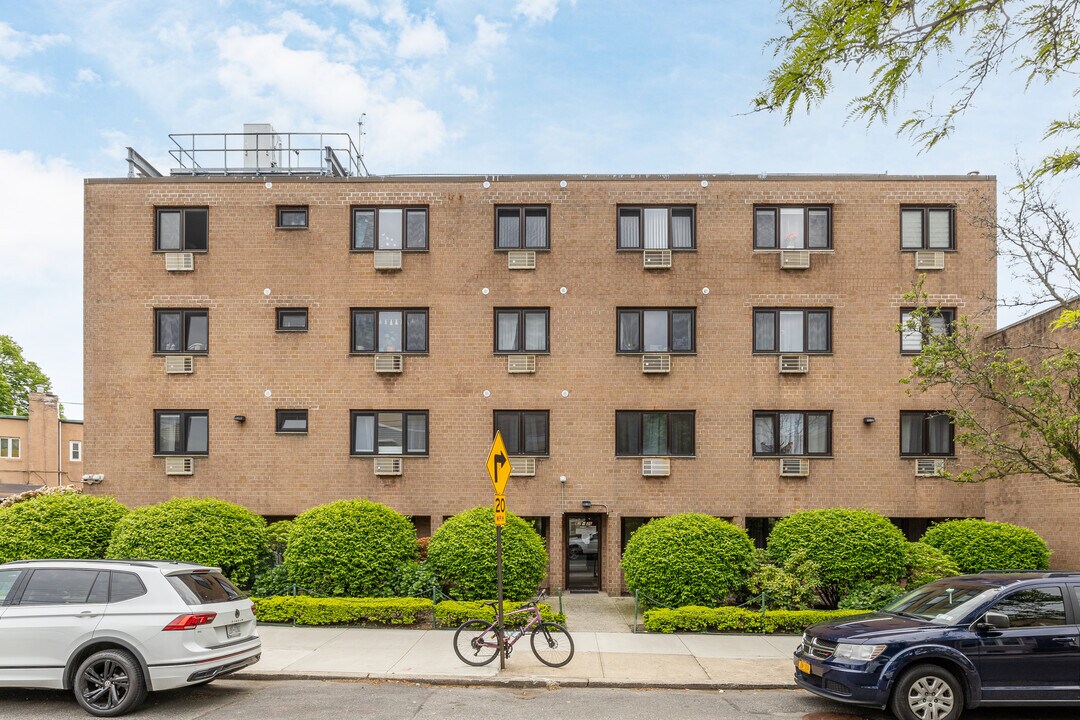 6236 59th Dr in Maspeth, NY - Building Photo