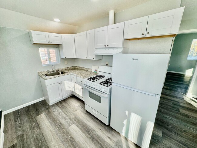 542 Locust St-Unit -Unit # C in Lodi, CA - Building Photo - Building Photo