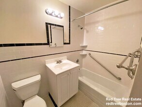 75 Monmouth St, Unit 101-308 in Brookline, MA - Building Photo - Building Photo