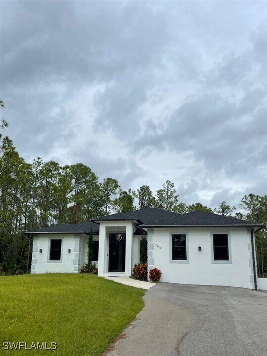 4163 31st Ave NE in Naples, FL - Building Photo