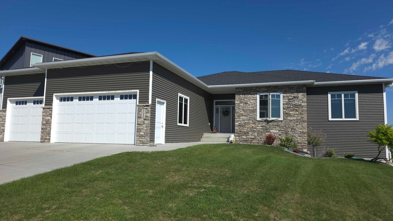 1213 Round Top Rd in Bismarck, ND - Building Photo