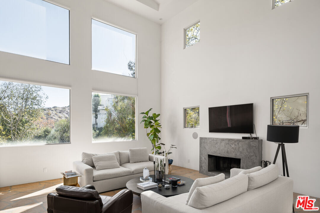 3724 Avenida Del Sol in Los Angeles, CA - Building Photo