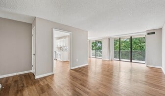 The Summit in Alexandria, VA - Building Photo